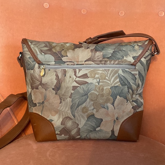 Liz Claiborne handbag. Good used condition. - Picture 2 of 11